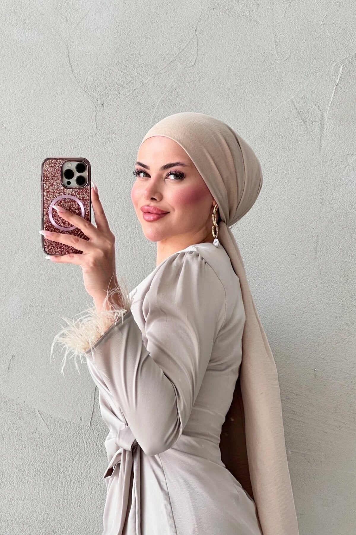 Kolları Tüy Detaylı Saten Tesettür Elbise