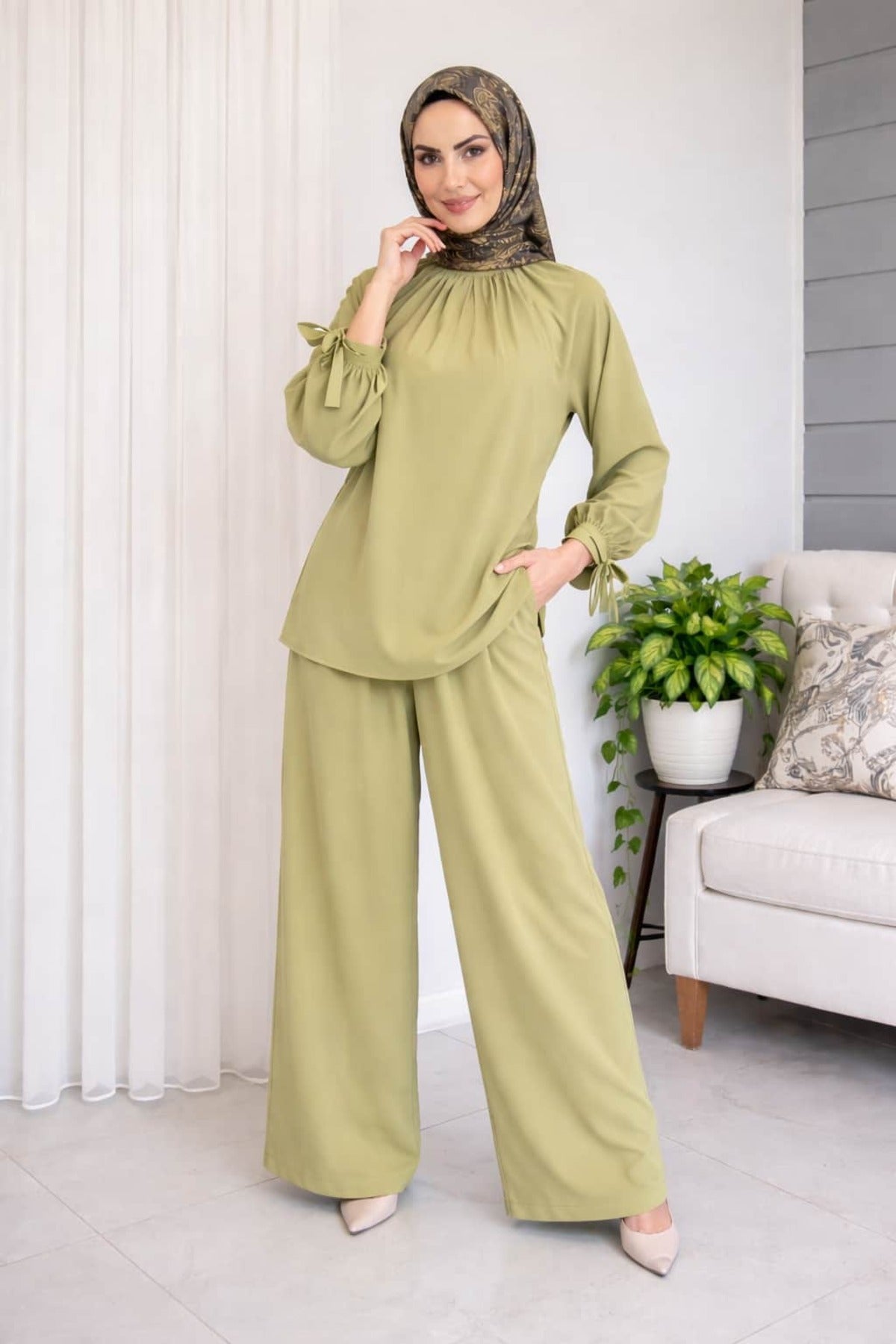 Kolları Bağlamalı Tunik ve Piliseli Geniş Paça Pantolon Takımı